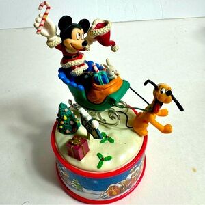 EUC. Enesco Mickey & Co. - Mini Action Musical - "Santa's Secret Helpers".